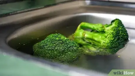 Image intitulée Clean Broccoli Step 1