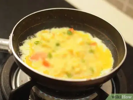 Image intitulée Make a Fluffy 3 Egg Omelette Step 8