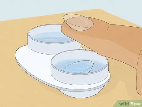 Image intitulée Take Out Contact Lenses with Nails Step 1