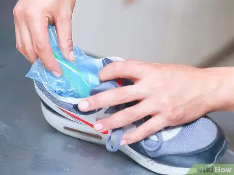 Image intitulée Stretch Your Shoes With Ice Step 3