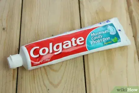 Image intitulée Apply Toothpaste on Pimples Step 1