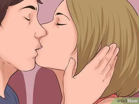 Image intitulée Make out in a Movie Theatre Step 10