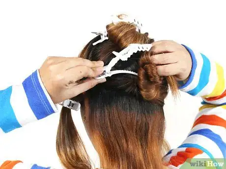 Image intitulée Curl Hair with Bobby Pins Step 2