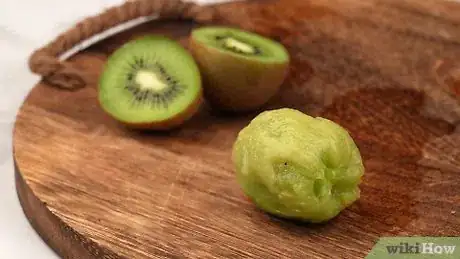 Image intitulée Peel a Kiwi Step 12