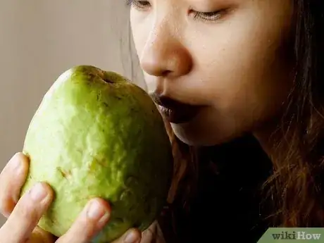 Image intitulée Eat Guava Step 4
