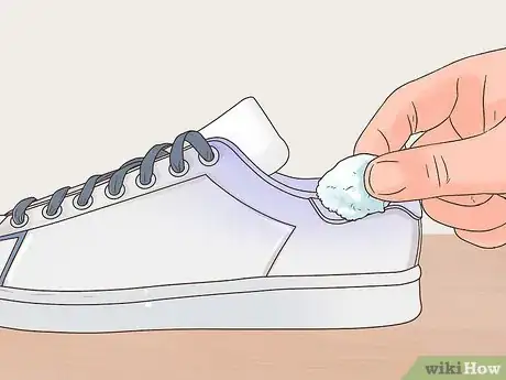 Image intitulée Remove Jean Stains from Shoes Step 14