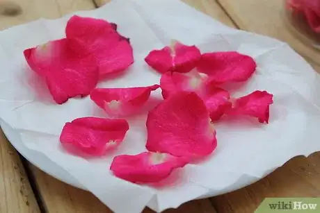 Image intitulée Dry Rose Petals Step 8