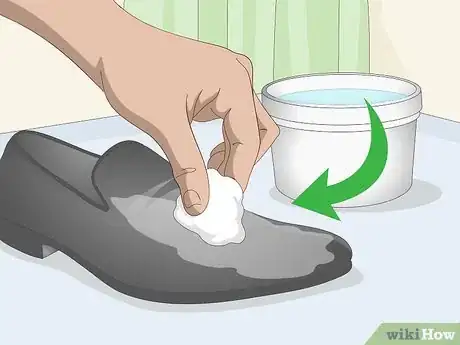 Image intitulée Clean Black Suede Shoes Step 9