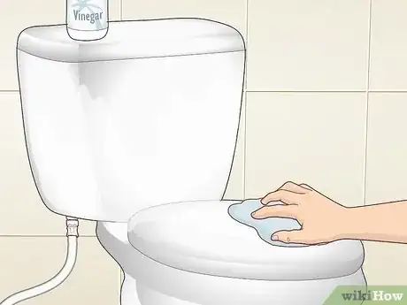 Image intitulée Clean a Toilet Bowl with Vinegar and Baking Soda Step 9