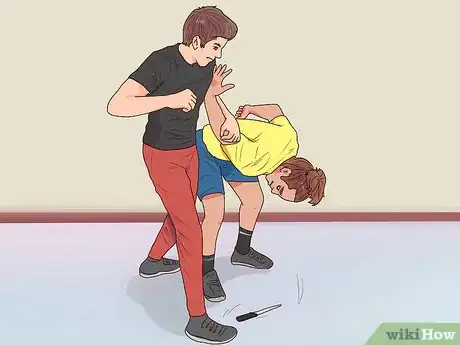 Image intitulée Defend Against a Knife Attack Step 17