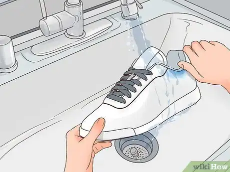 Image intitulée Remove Jean Stains from Shoes Step 3