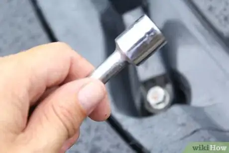 Image intitulée Tighten a Windshield Wiper Retaining Nut Step 4