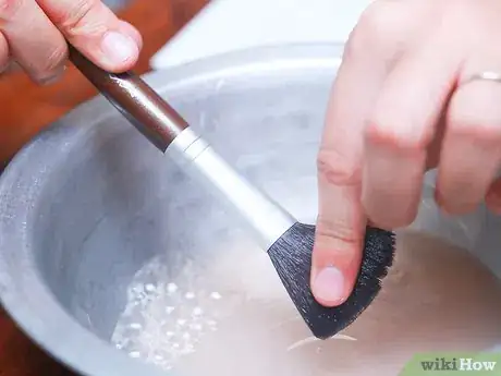 Image intitulée Clean Makeup Brushes Step 6