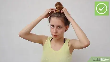 Image intitulée Do a Messy Bun (for Curly Hair) Step 18