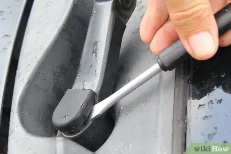 Image intitulée Tighten a Windshield Wiper Retaining Nut Step 3