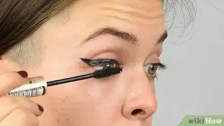 Image intitulée Do Winged Eyeliner Step 17