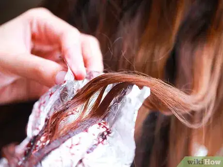 Image intitulée Bleach Your Hair at Home Step 14