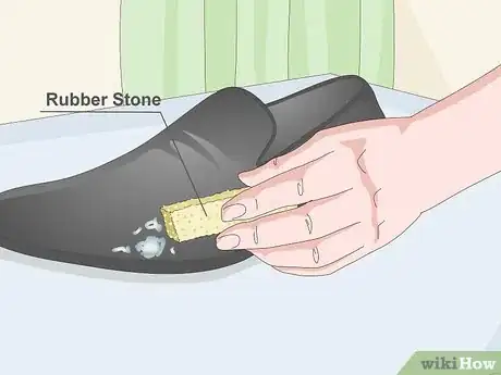 Image intitulée Clean Black Suede Shoes Step 7