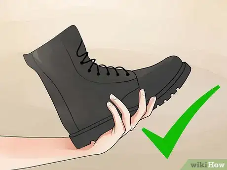 Image intitulée Wear Shoes That Are Too Big Step 12