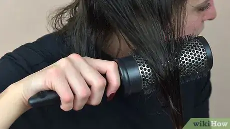 Image intitulée Curl Hair with a Blow Dryer Step 12