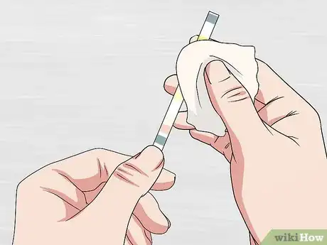 Image intitulée Use a Urine Dipstick Test Step 4