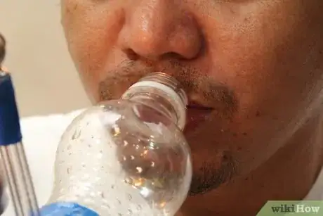 Image intitulée Make a Water Bottle Bong Step 19
