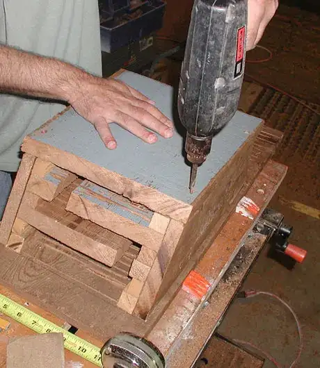 Image intitulée Pre-drill holes for screws