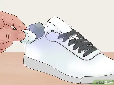 Image intitulée Remove Jean Stains from Shoes Step 15