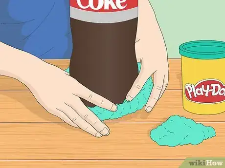 Image intitulée Make a Soda Bottle Volcano Step 2