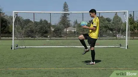 Image intitulée Juggle a Soccer Ball Step 12