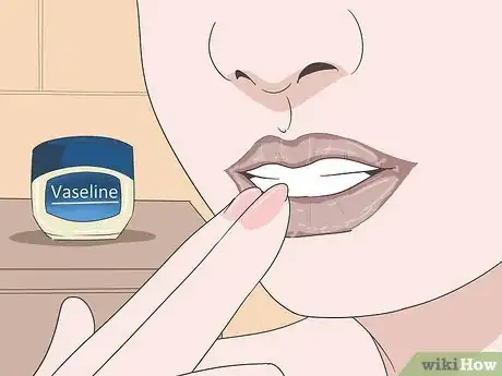 Image intitulée Heal a Lip Burn Step 4