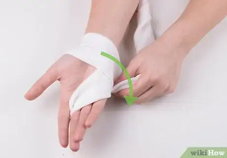 Image intitulée Wrap a Sprained Thumb Step 5