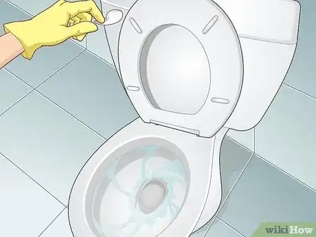 Image intitulée Unclog a Toilet Step 12