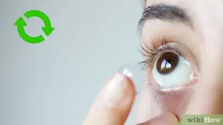 Image intitulée Put in Contact Lenses Step 9
