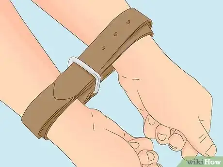 Image intitulée Make Handcuffs Out of a Belt Step 10