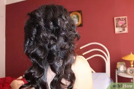 Image intitulée Curl Your Hair With Aluminum Foil Step 18