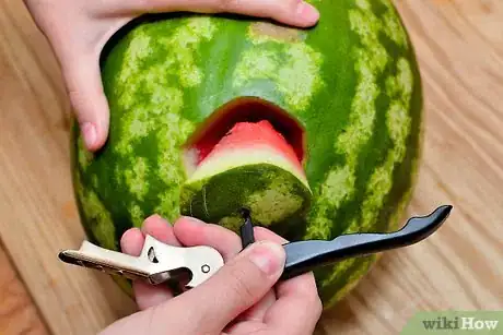 Image intitulée Plug, Spike, or Cork a Watermelon Step 2