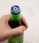 ouvrir une bouteille de bière à l'aide d'une clé