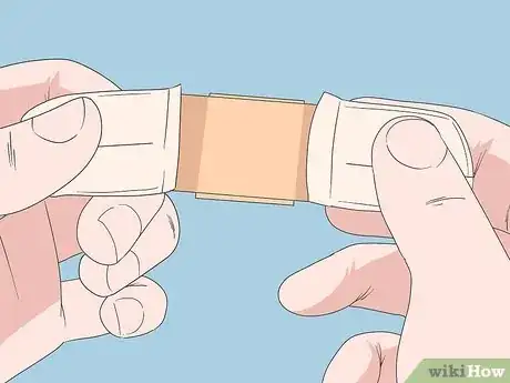Image intitulée Put a Bandaid on Your Fingertip Step 4