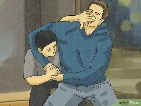 Image intitulée Get Out of a Headlock Step 3