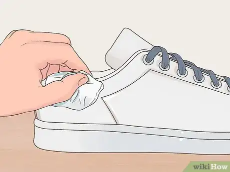 Image intitulée Remove Jean Stains from Shoes Step 8