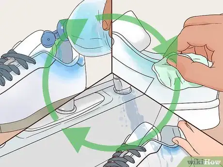 Image intitulée Remove Jean Stains from Shoes Step 4