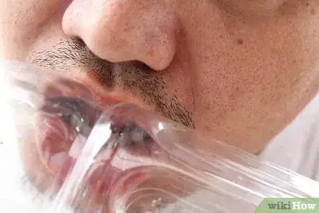 Image intitulée Make a Water Bottle Bong Step 9