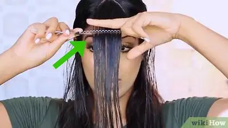 Image intitulée Cut Good Layered Bangs Step 2