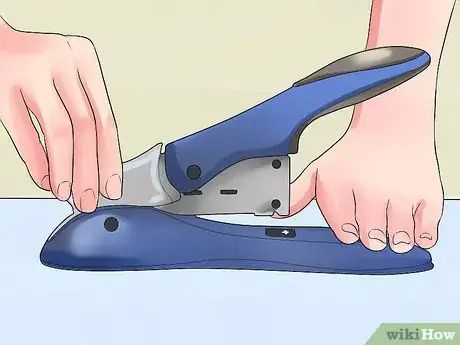 Image intitulée Open a Bostitch Heavy Duty Stapler Step 3