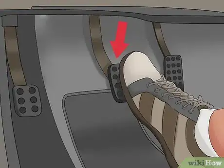 Image intitulée Drive a Car in Reverse Gear Step 2