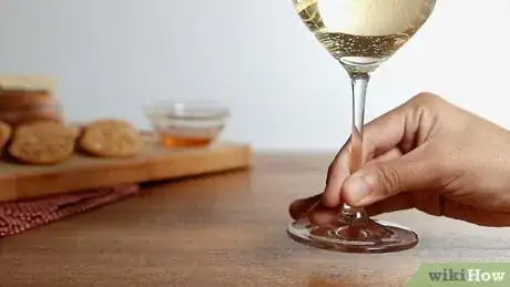 Image intitulée Hold a Wine Glass Step 1