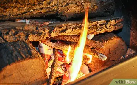 Image intitulée Light a Fire in a Fireplace Step 15
