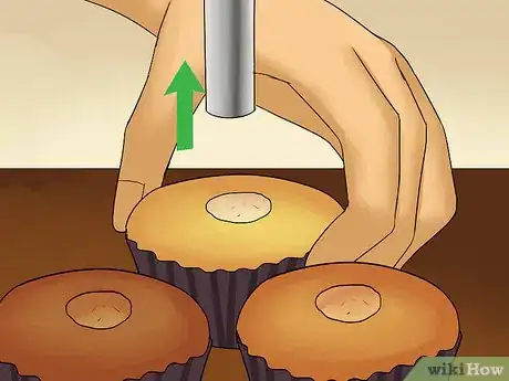 Image intitulée Add Filling to a Cupcake Step 17