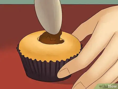 Image intitulée Add Filling to a Cupcake Step 11